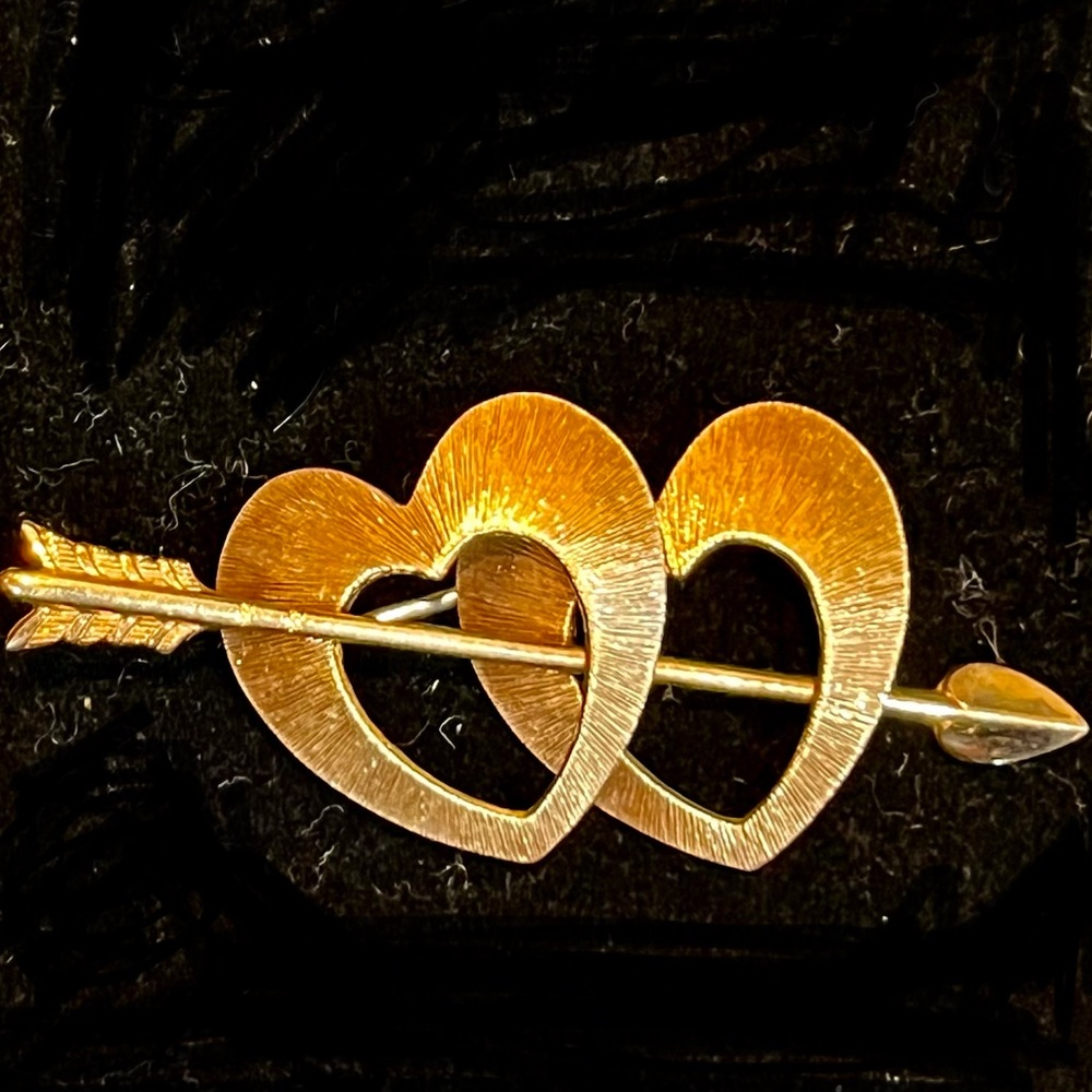 Vintage Brushed Gold-Tone Double Open Heart & Arrow Brooch – Romantic Cupid Pin